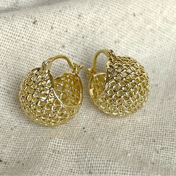 LAST 1🔥 Basketweave Huggie Earrings | 14K Gold Plated | Dainty Waterproof Jewelr - Picture 2 of 13